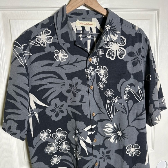 Tommy Bahama Men's Medium 100% Silk Button Down Hawaiian Shirt Floral Black Gray - Picture 6 of 12
